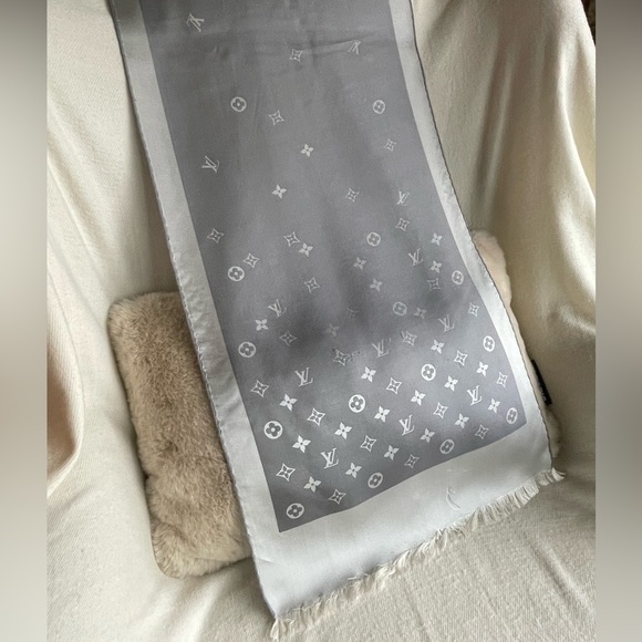 Louis Vuitton Silk Falling Monogram Stole - Picture 2 of 15